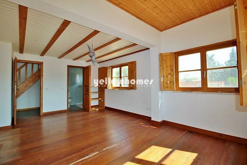 Moradia V4 inserida num espaçoso lote de terreno numa zona rural perto de Lagos